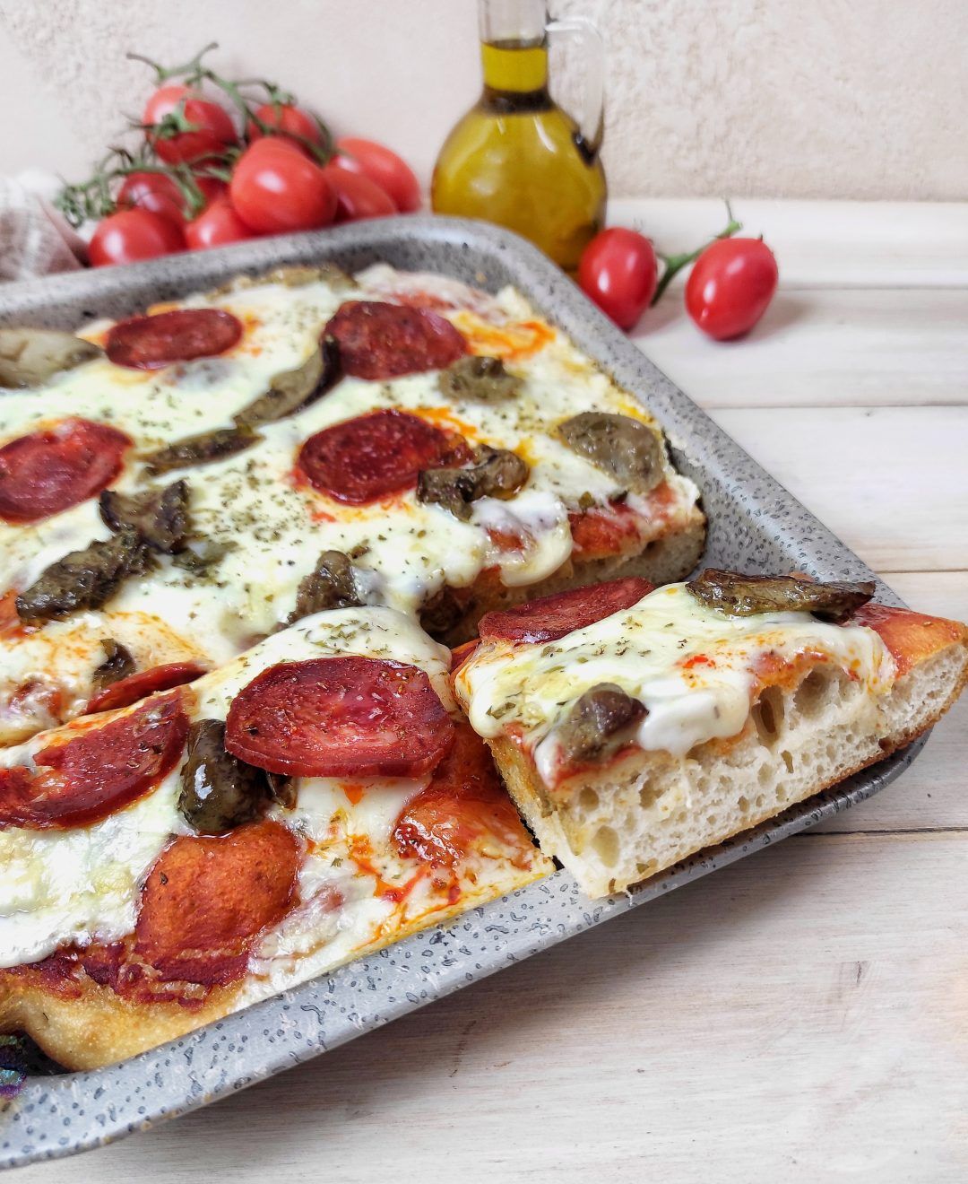 Ricetta Pizza in teglia con provola e salame - Cucchiaio d'Argento