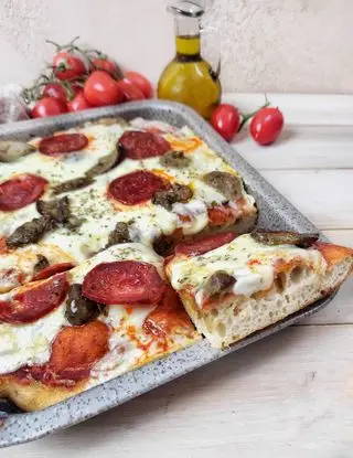 Ricetta PIZZA IN TEGLIA SALAME E FUNGHI di kettycucinooggi