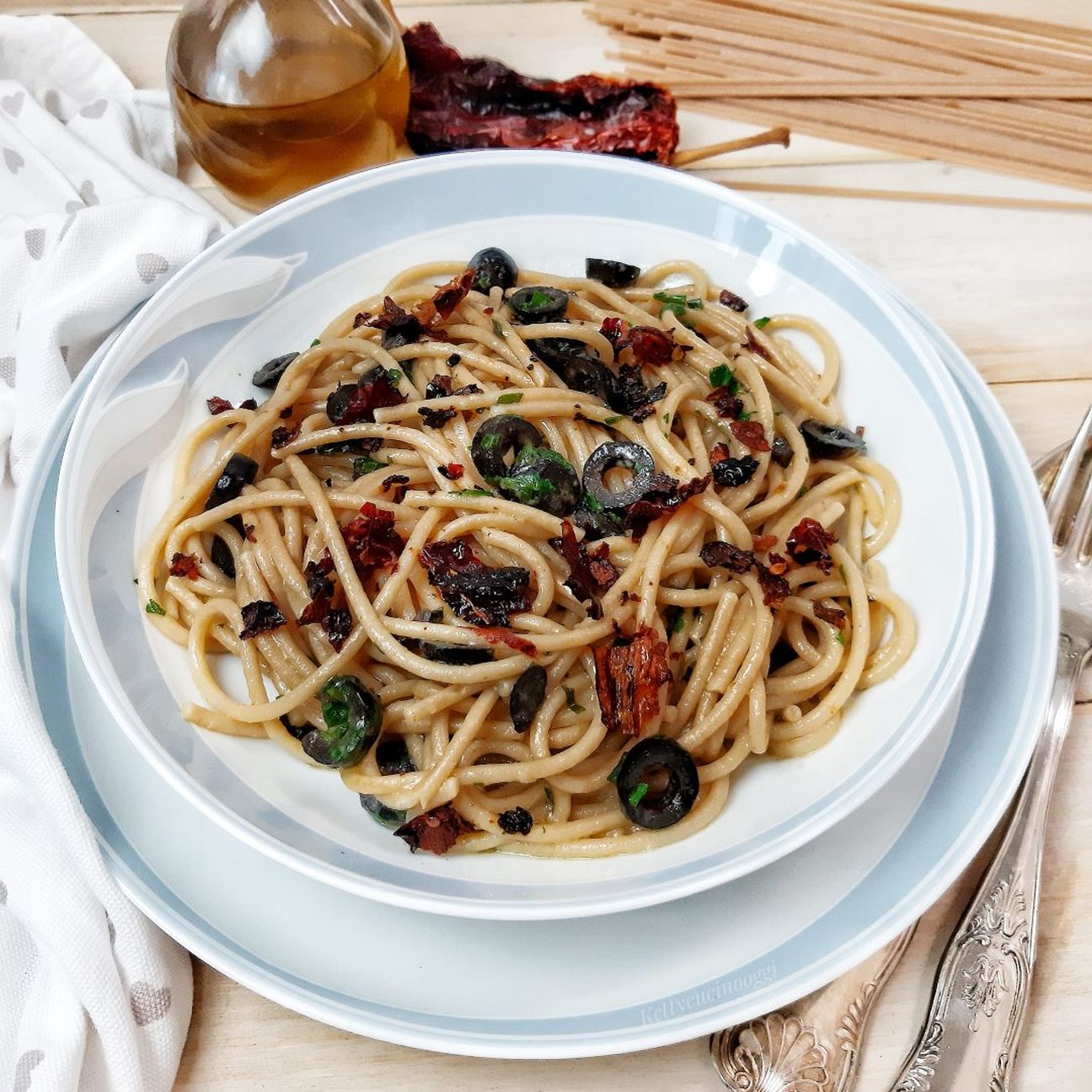 SPAGHETTI CON PEPERONE CRUSCO E OLIVE