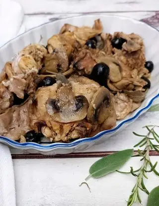 Ricetta CONIGLIO CON CHAMPIGNON E OLIVE NERE di kettycucinooggi