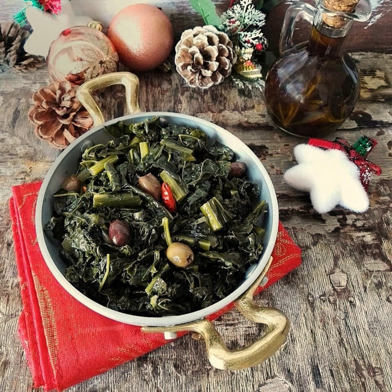 CAVOLO NERO CON ACCIUGHE E OLIVE