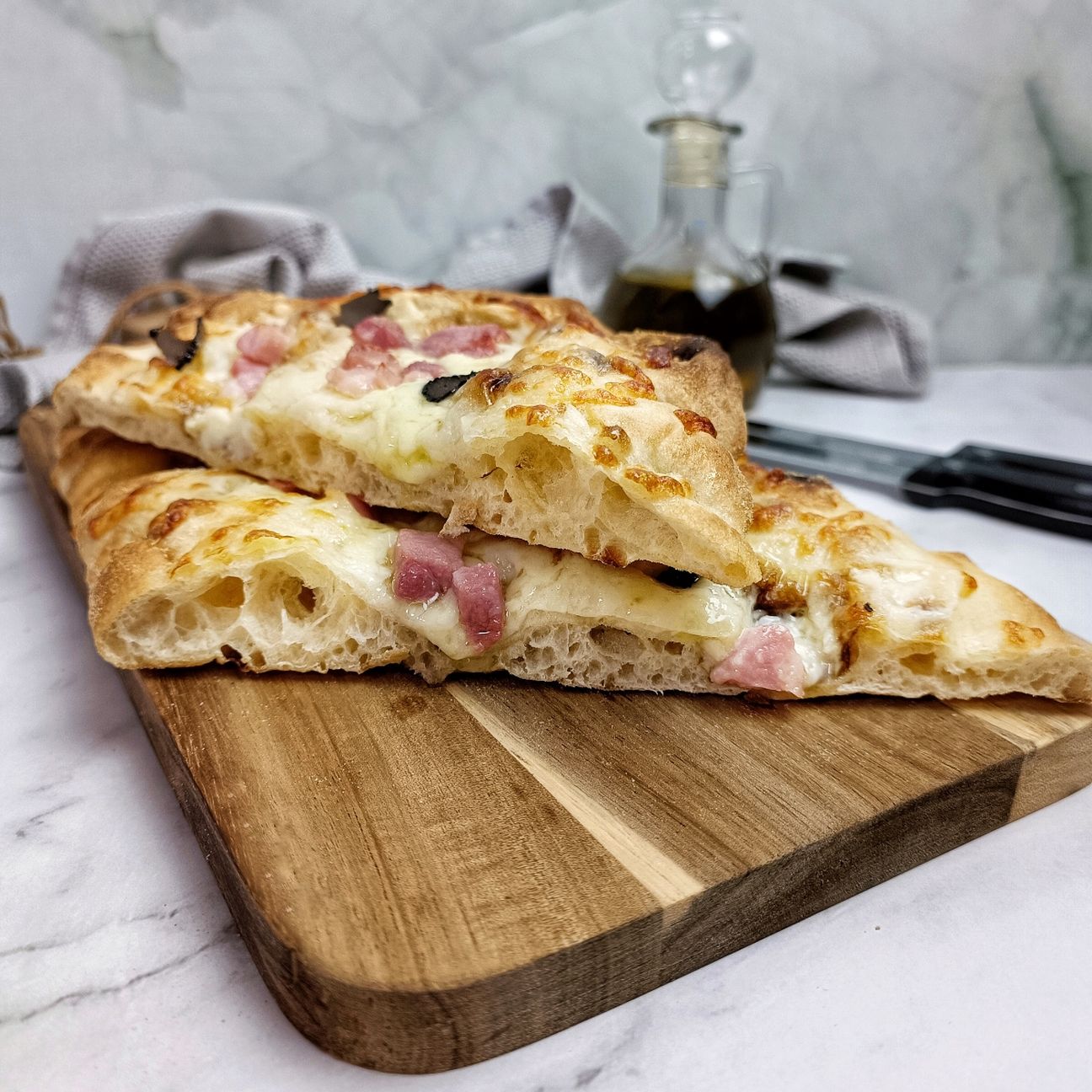 PINSA AL TARTUFO E PANCETTA