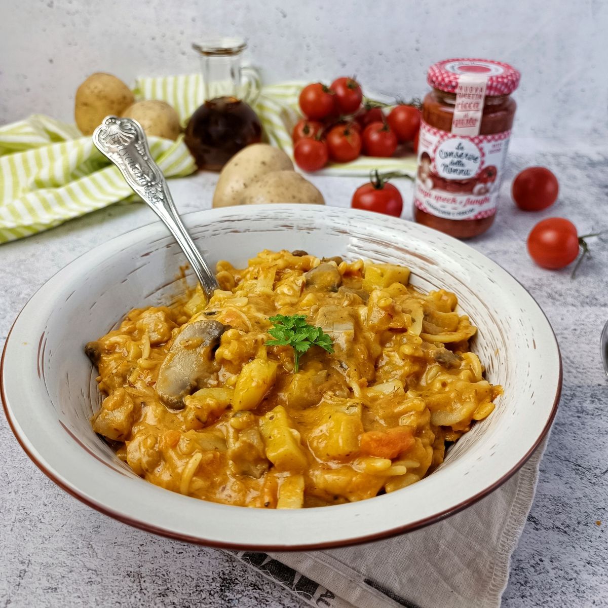 PASTA FILANTE CON PATATE E FUNGHI