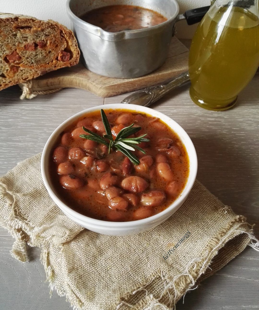 ZUPPA DI FAGIOLI RUSTICA CON SCORZE DI FORMAGGIO