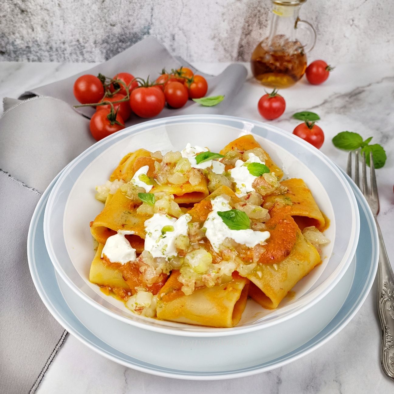 SCHIAFFONI CON BURRATA POMODORINI E TARTARE DI GAMBERI