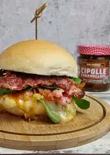 Ricetta Burger con tomino pancetta e cipolle caramellate di Le Conserve della Nonna