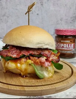 Ricetta Burger con tomino pancetta e cipolle caramellate di Le Conserve della Nonna di kettycucinooggi