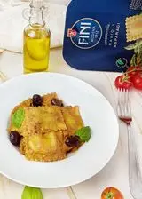 Ricetta Ravioli agli asparagi di Fini con crema di ricotta e pomodorini secchi