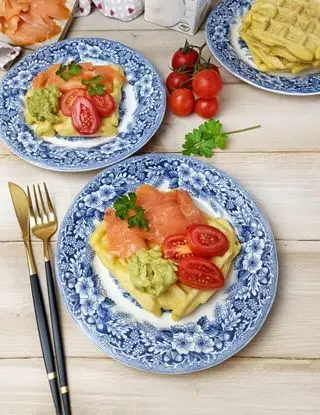 Ricetta WAFFLE SALATI AL SALMONE E AVOCADO di kettycucinooggi