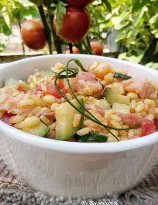 Ricetta INSALATA AI CEREALI CON SALMONE E ZUCCHINE E POMODORI di kettycucinooggi