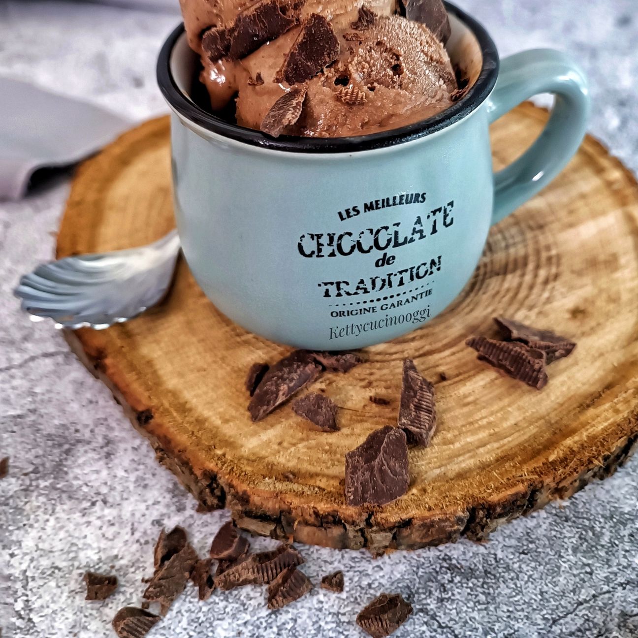 Gelato al cioccolato con gelatiera