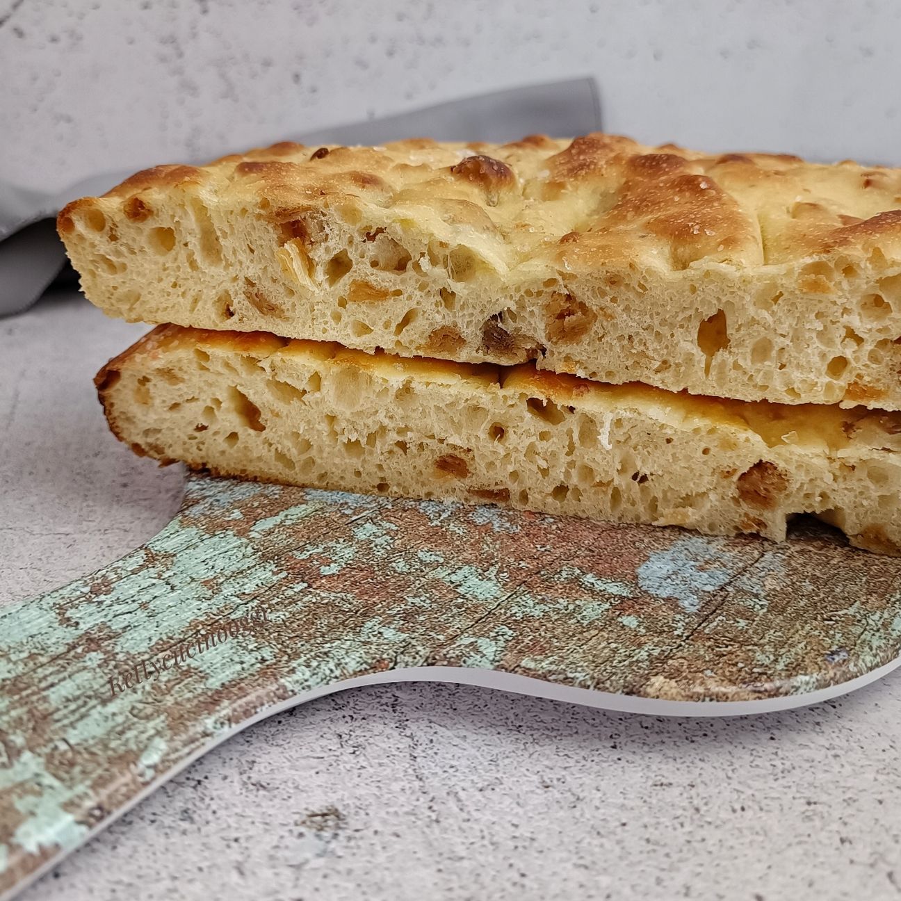 Focaccia rustica con i ciccioli.