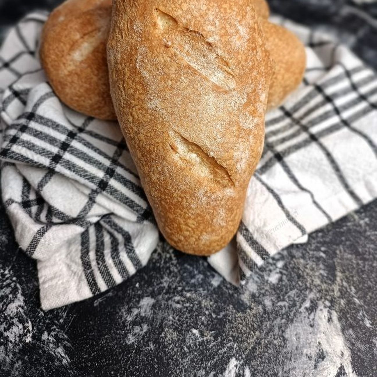 PESCIOTTI PANE DI SEMOLA COTTI NELLA FRIGGITRICE AD ARIA