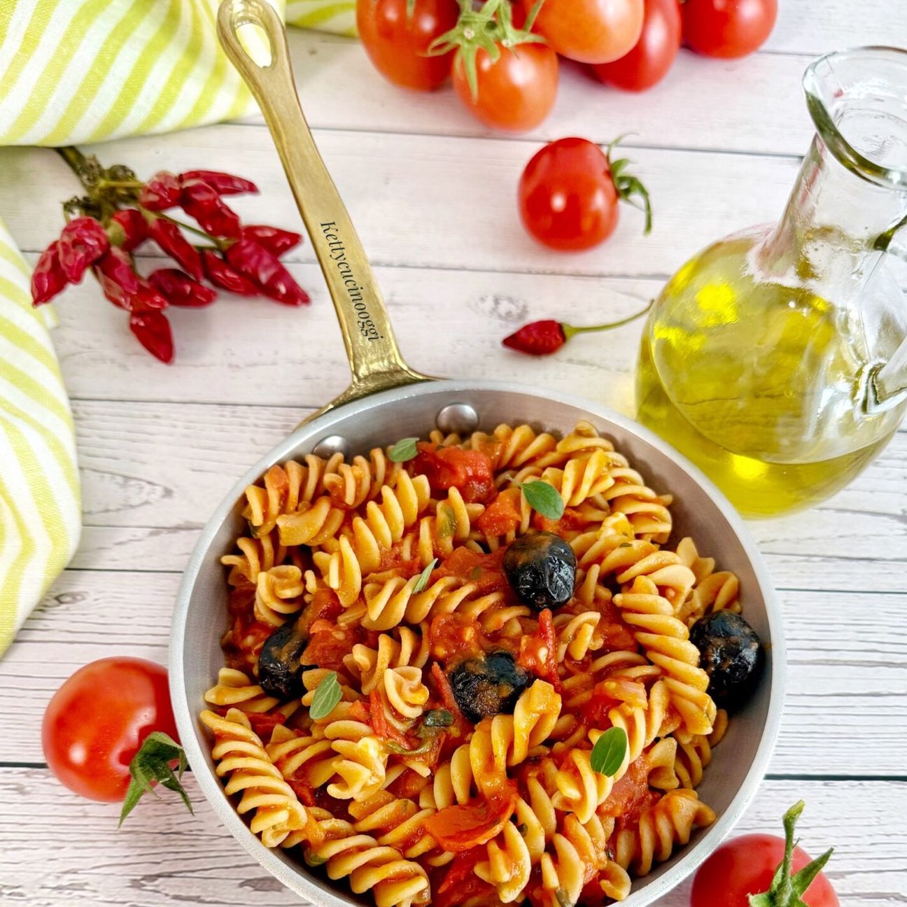 Pasta di legumi con pomodoro fresco e olive