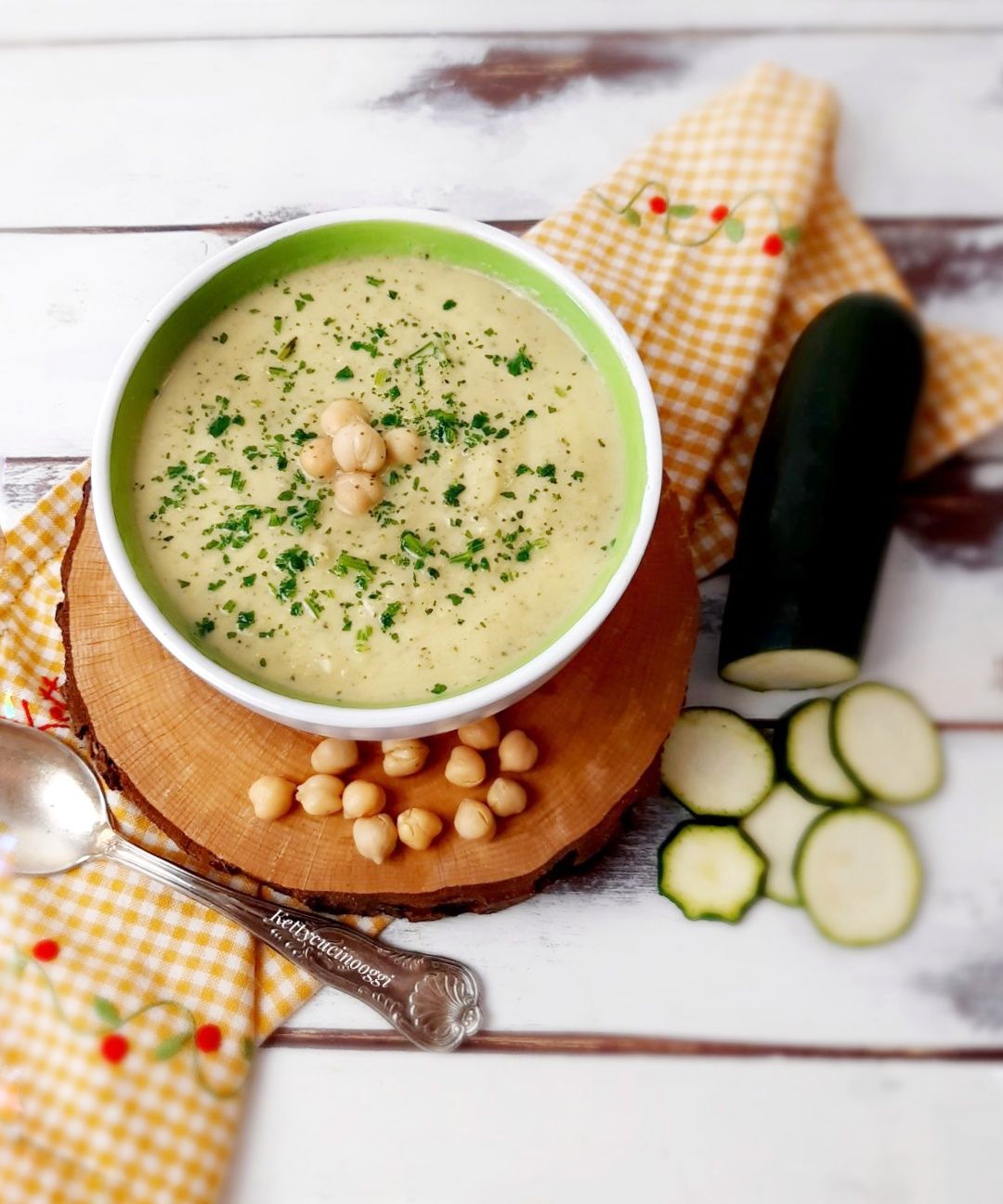 VELLUTATA LEGGERA DI ZUCCHINE E CECI