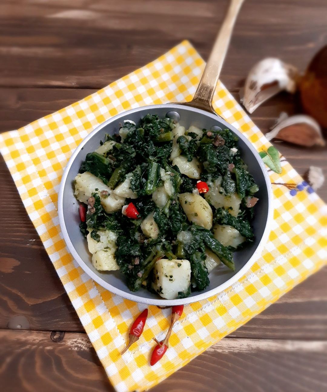 CAVOLO NERO CON PATATE E ACCIUGHE