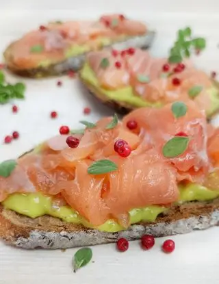 Ricetta BRUSCHETTA SALMONE E GUACAMOLE di kettycucinooggi