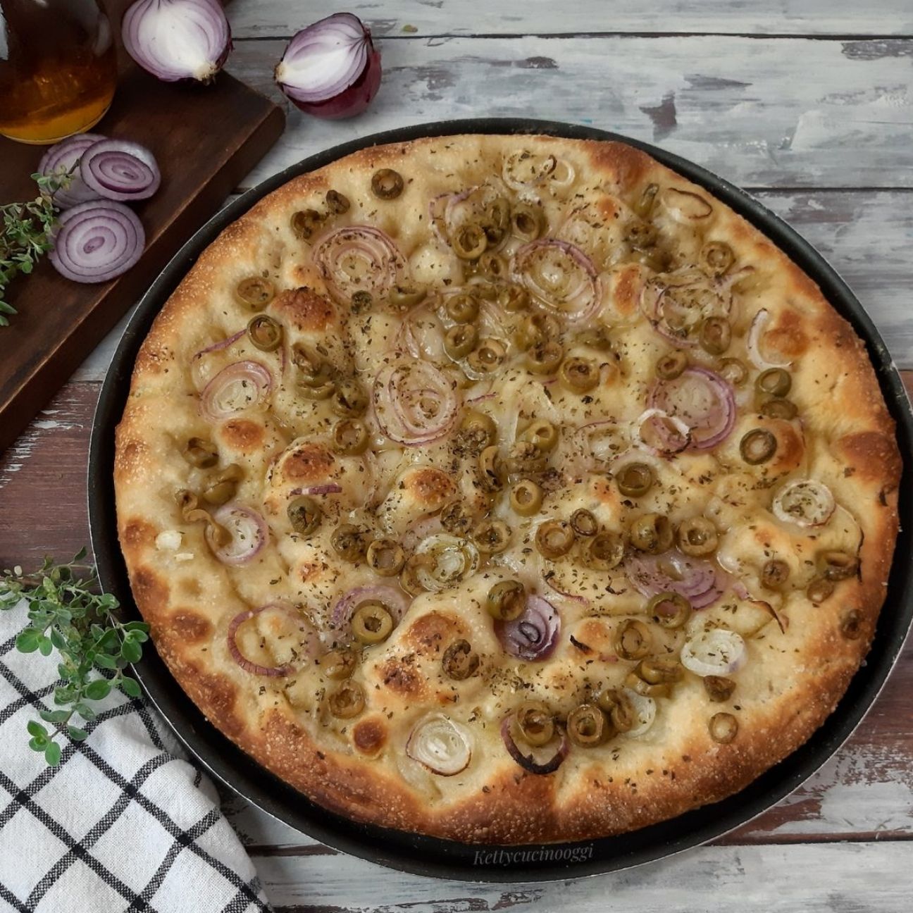 FOCACCIA CON CIPOLLE E OLIVE