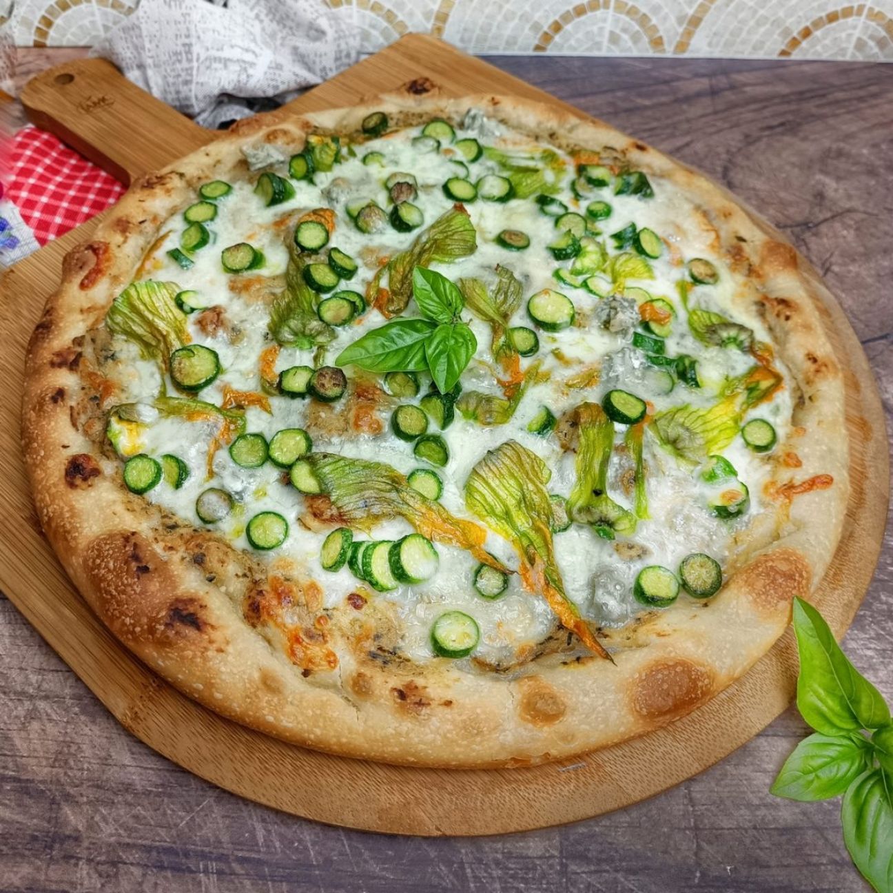 PIZZA CON FIORI DI ZUCCA E GORGONZOLA
