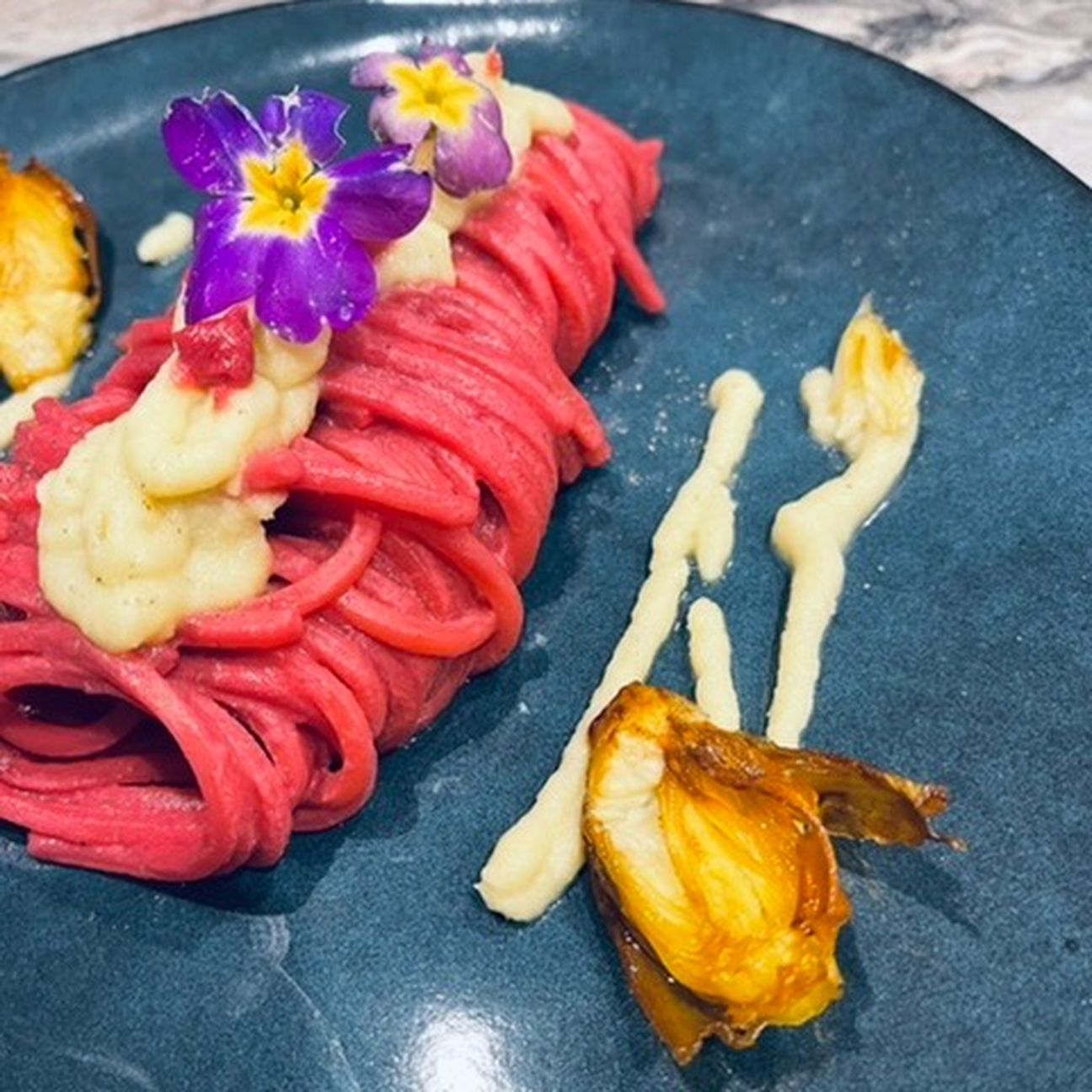 Spaghetti alla chitarra con barbabietola e crema di carciofi