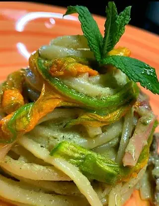 Ricetta Spaghetti quadrati con crema di zucchine e menta, fiori di zucca e listarelle di speck croccante di sara63