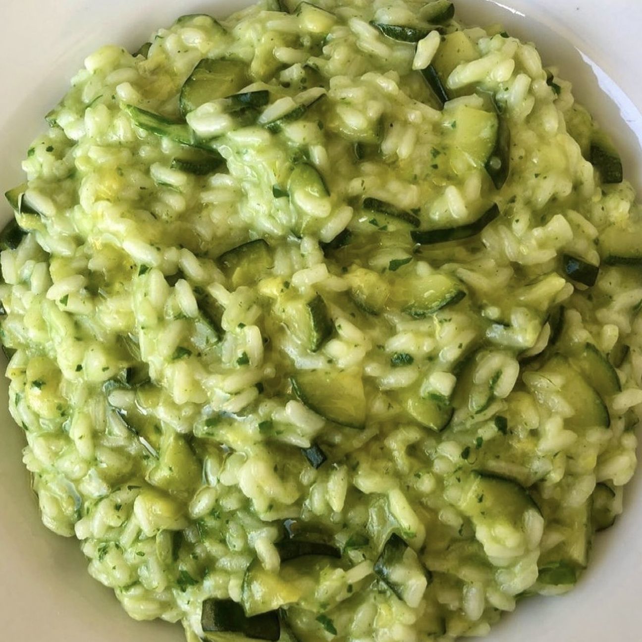 RISOTTO ALLA ZUCCHINA MANTECATO CON PESTO DI RUCOLA E OLIO ALL’ARANCIA