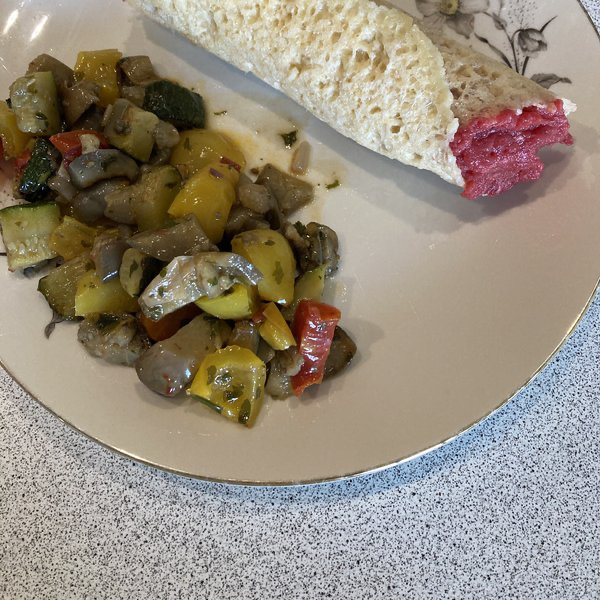 Cannolo di parmigiano reggiano ripieno di tartare di chianina