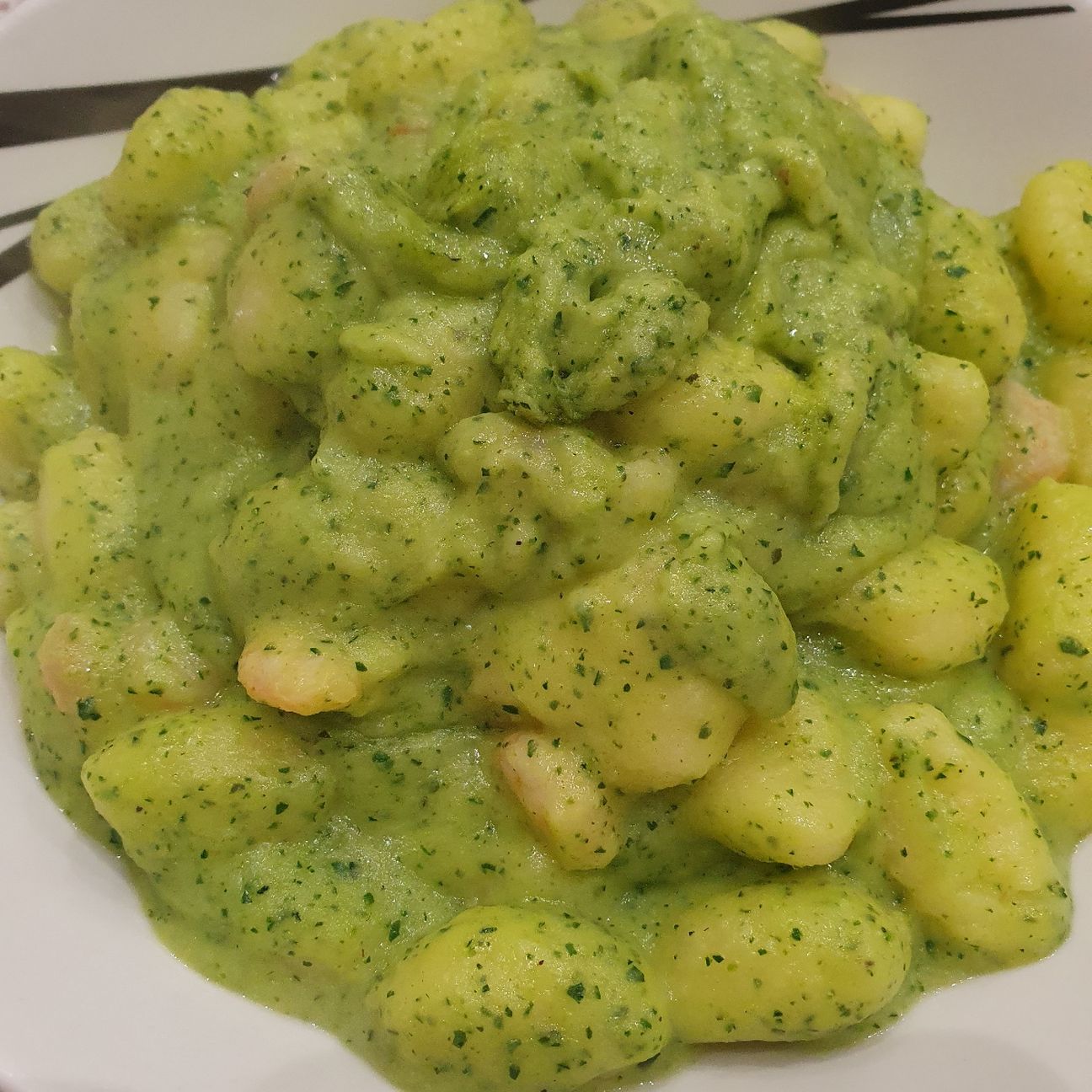 Gnocchi con crema di zucchine e gamberetti