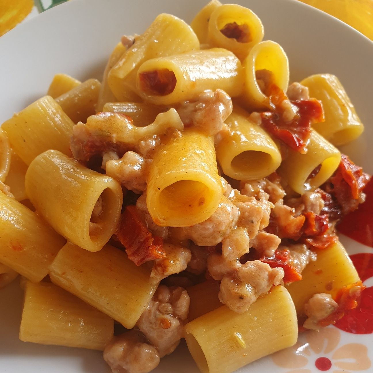 Mezze Maniche, salsiccia pomodorini secchi e parmigiano