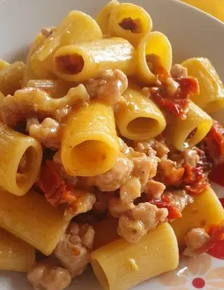 Ricetta Mezze Maniche, salsiccia pomodorini secchi e parmigiano di chiaraskitchen_