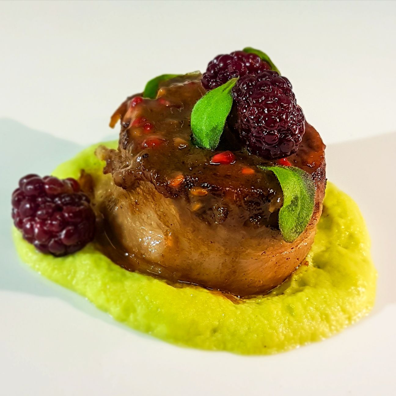 Girello di manzo ai frutti rossi e cavolo romanesco