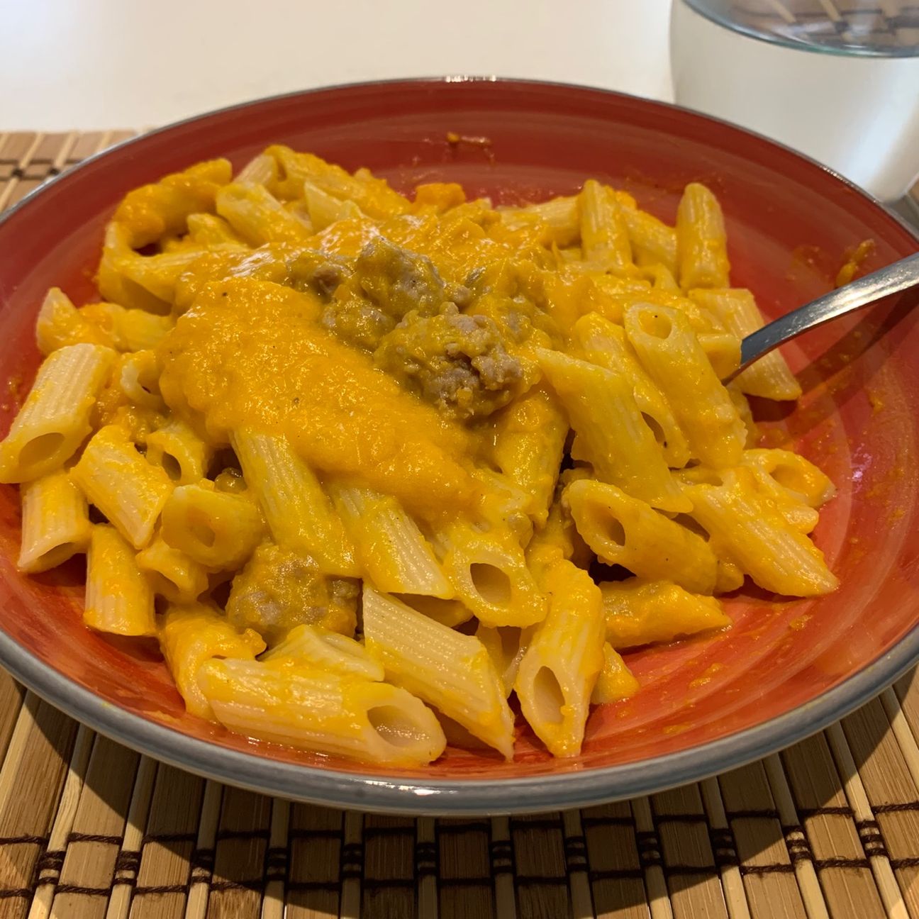 Pennette con crema di zucca e salsiccia