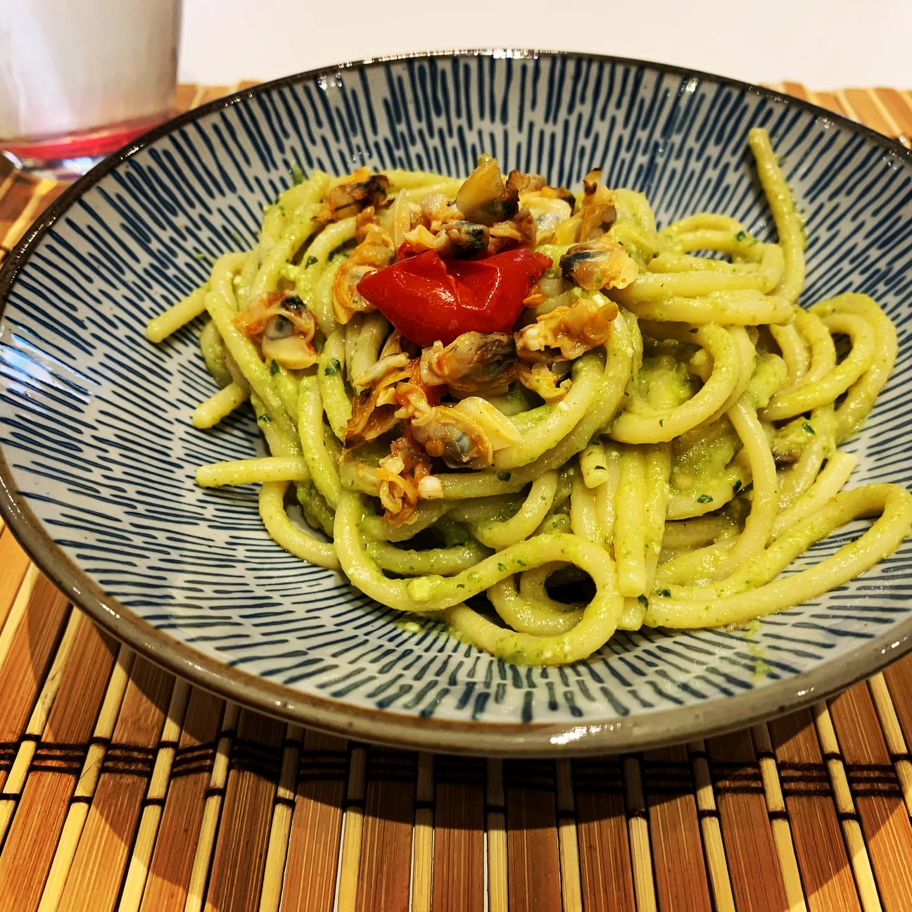 SPAGHETTONI CON VONGOLE E PESTO DI ZUCCHINE