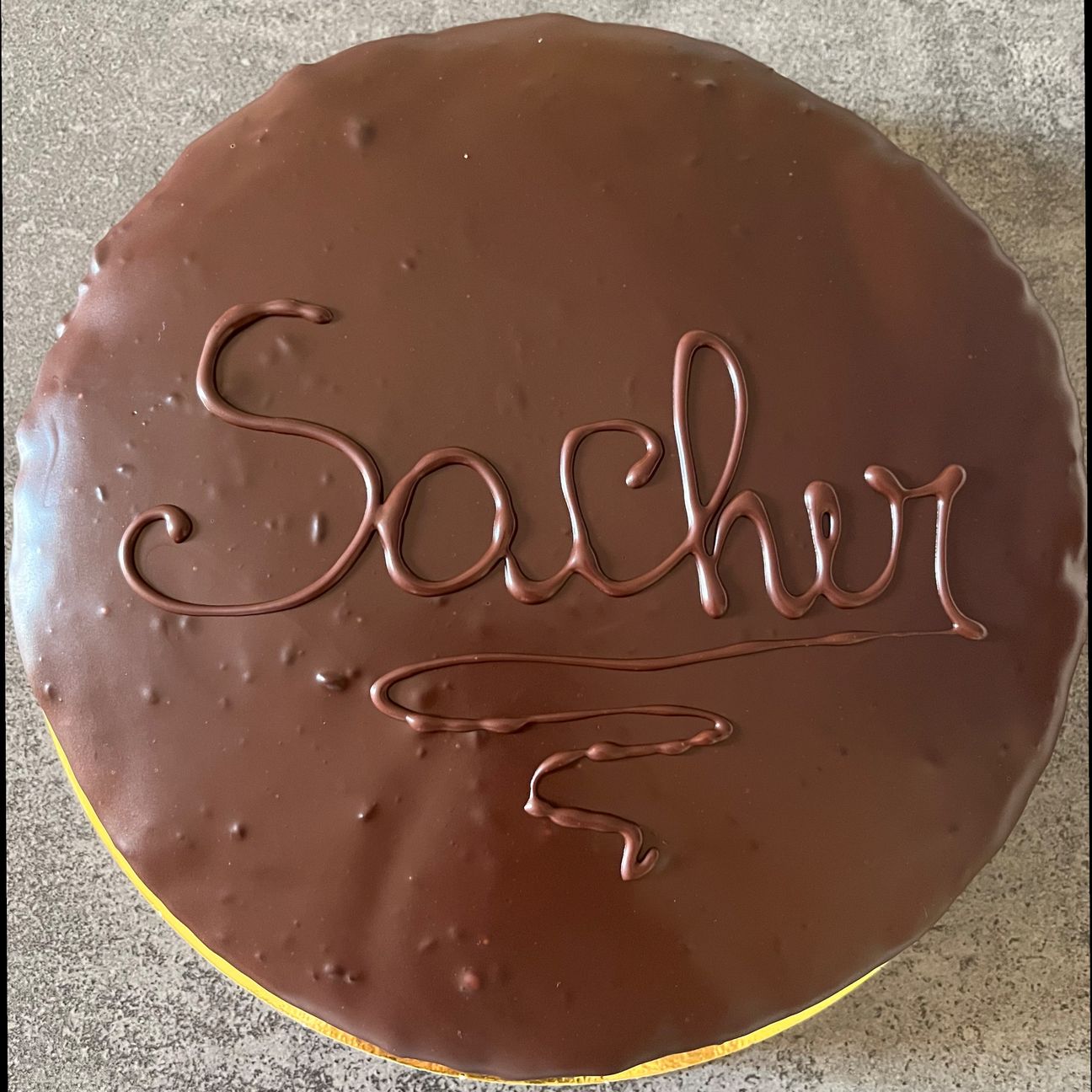 La Sachertorte è la torta Viennese più famosa per gli amanti del cioccolato: due strati di base riempiti con confettura di albicocche e come topping una ganache al cioccolato fondente. Una combinazione di sapori assolutamente unica!