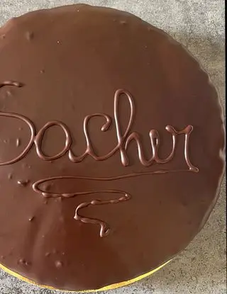 Ricetta La Sachertorte è la torta Viennese più famosa per gli amanti del cioccolato: due strati di base riempiti con confettura di albicocche e come topping una ganache al cioccolato fondente. Una combinazione di sapori assolutamente unica! di Principianteincucina