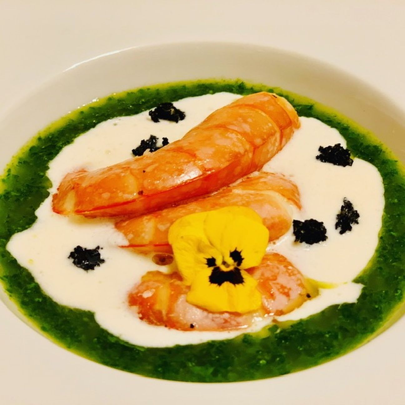 Gamberoni su crema di burrata e salsa al basilico