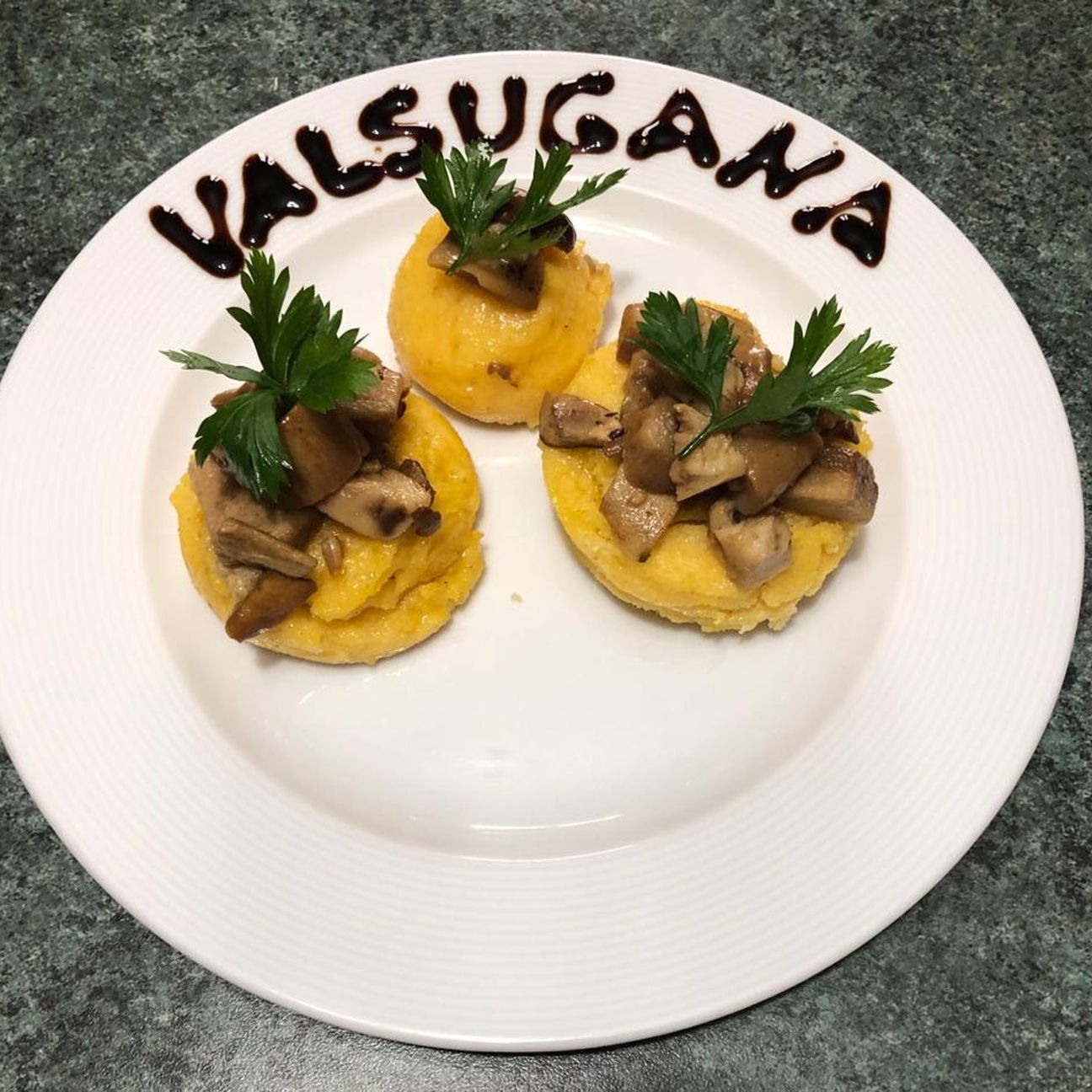 Medaglioni di polenta con funghi porcini