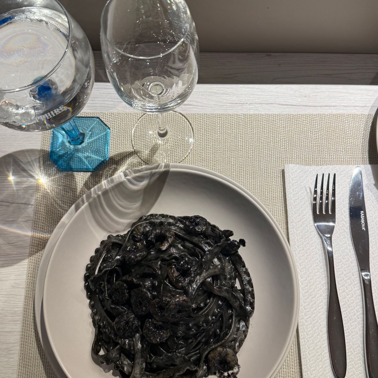 Reginette al nero di seppia e gamberetti
