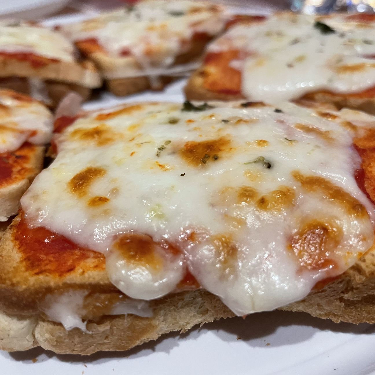 Crostini filanti ripieni di prosciutto cotto