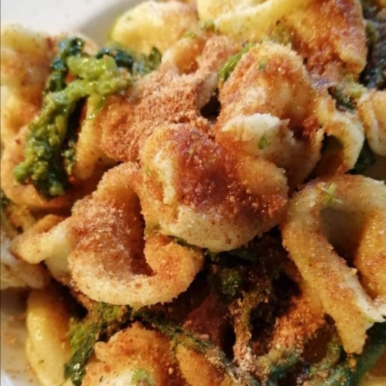 Orecchiette fatte in casa con cime di rapa, acciughe, peperoncino e pane tostato