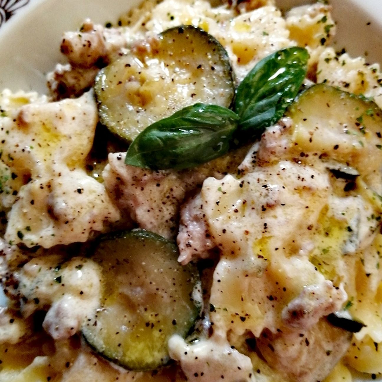 Farfalle con zucchine, salsiccia e crema di Philadelphia