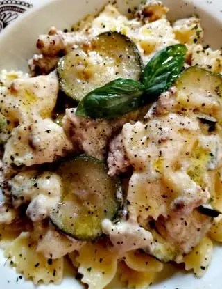 Ricetta Farfalle con zucchine, salsiccia e crema di Philadelphia di anna_maria094