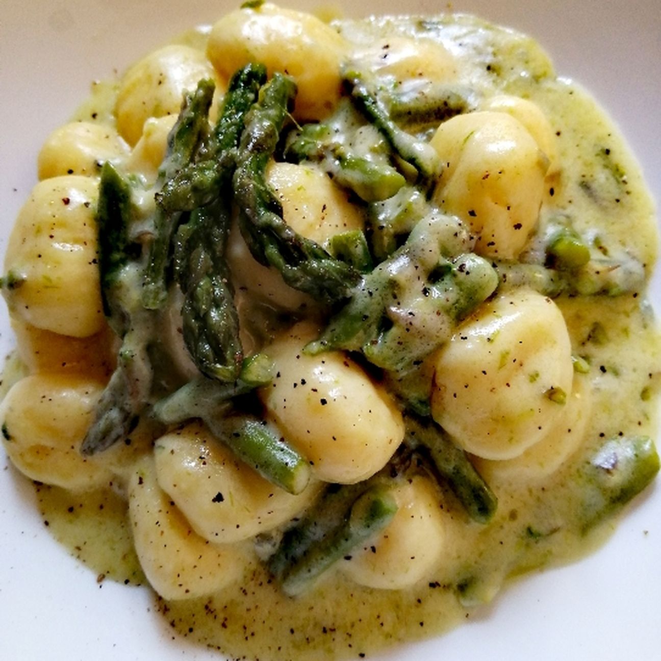 Gnocchi di patate con asparagi e crema di taleggio
