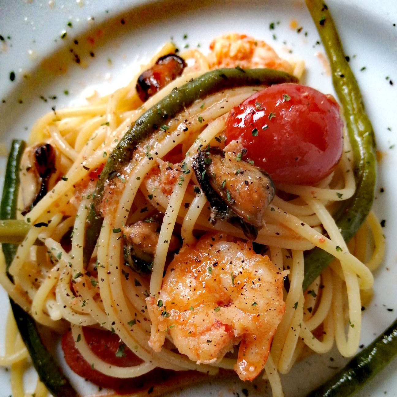 Spaghetti, fagiolini, cozze e gamberetti