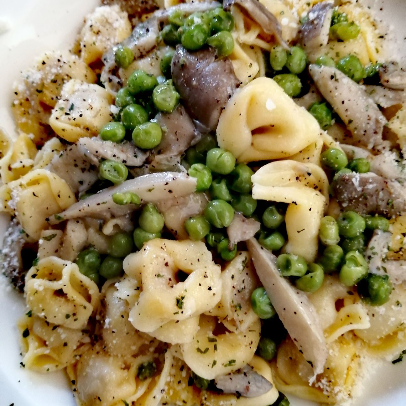 Tortelli ripieni di carne con piselli e funghi