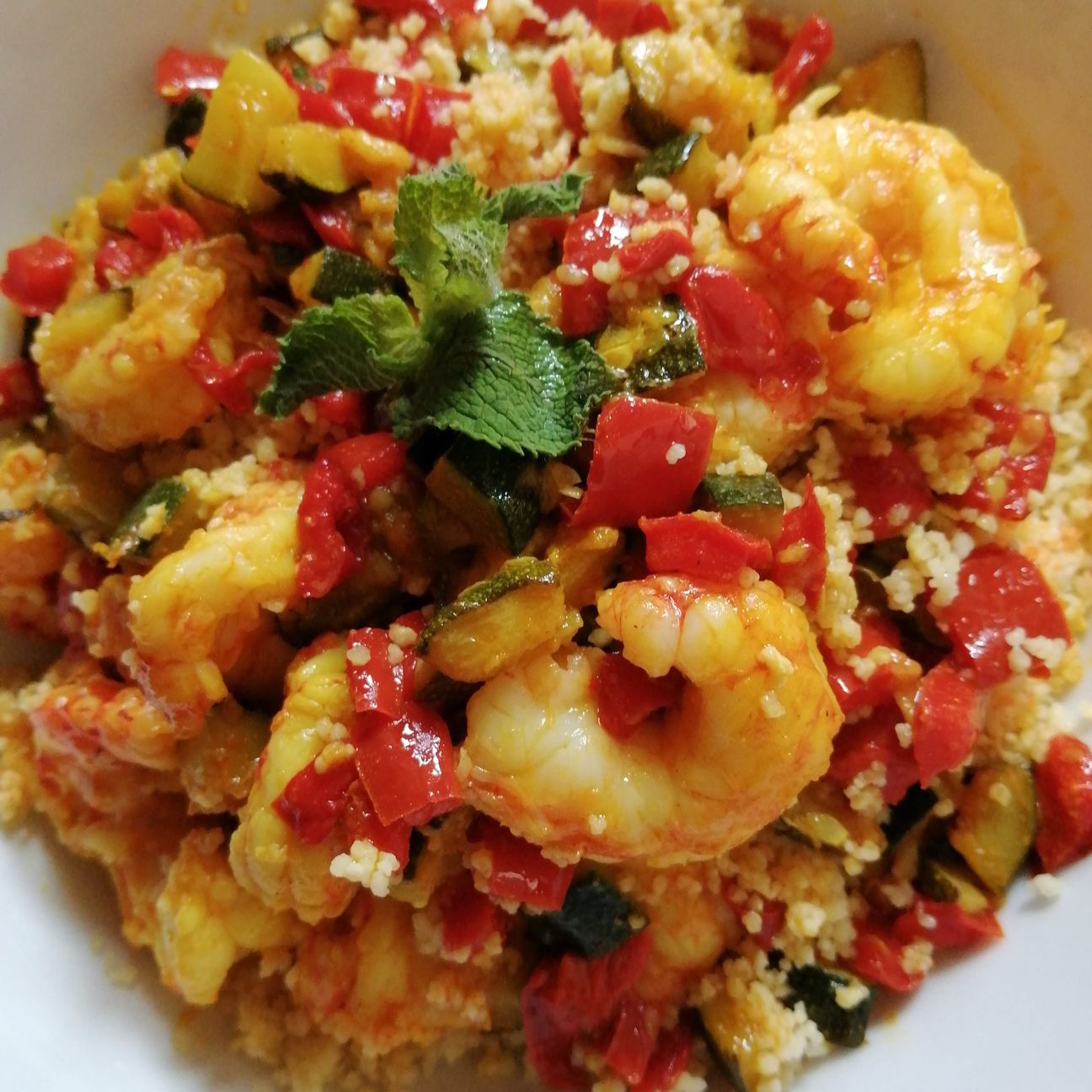 Cous cous con gamberetti, zucchine e peperoni