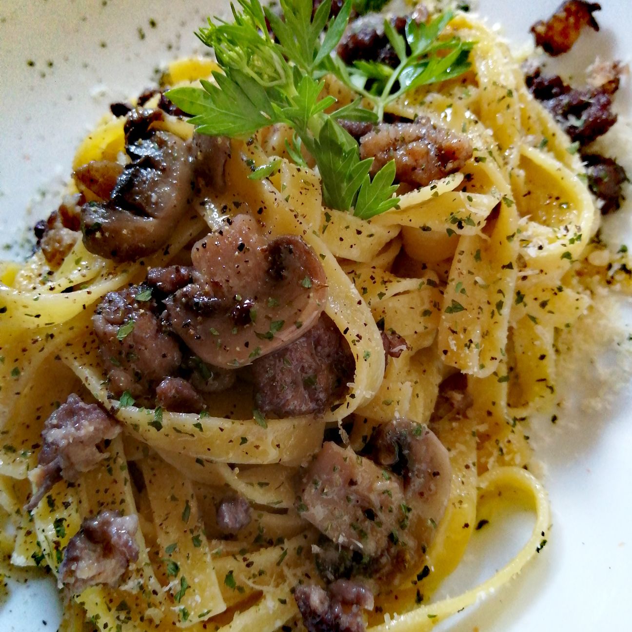 Tagliatelle con funghi e salsiccia