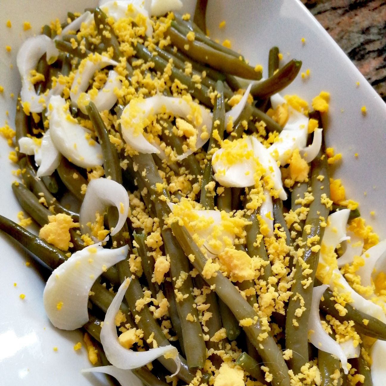 Fagiolini con uova sode e cipolla