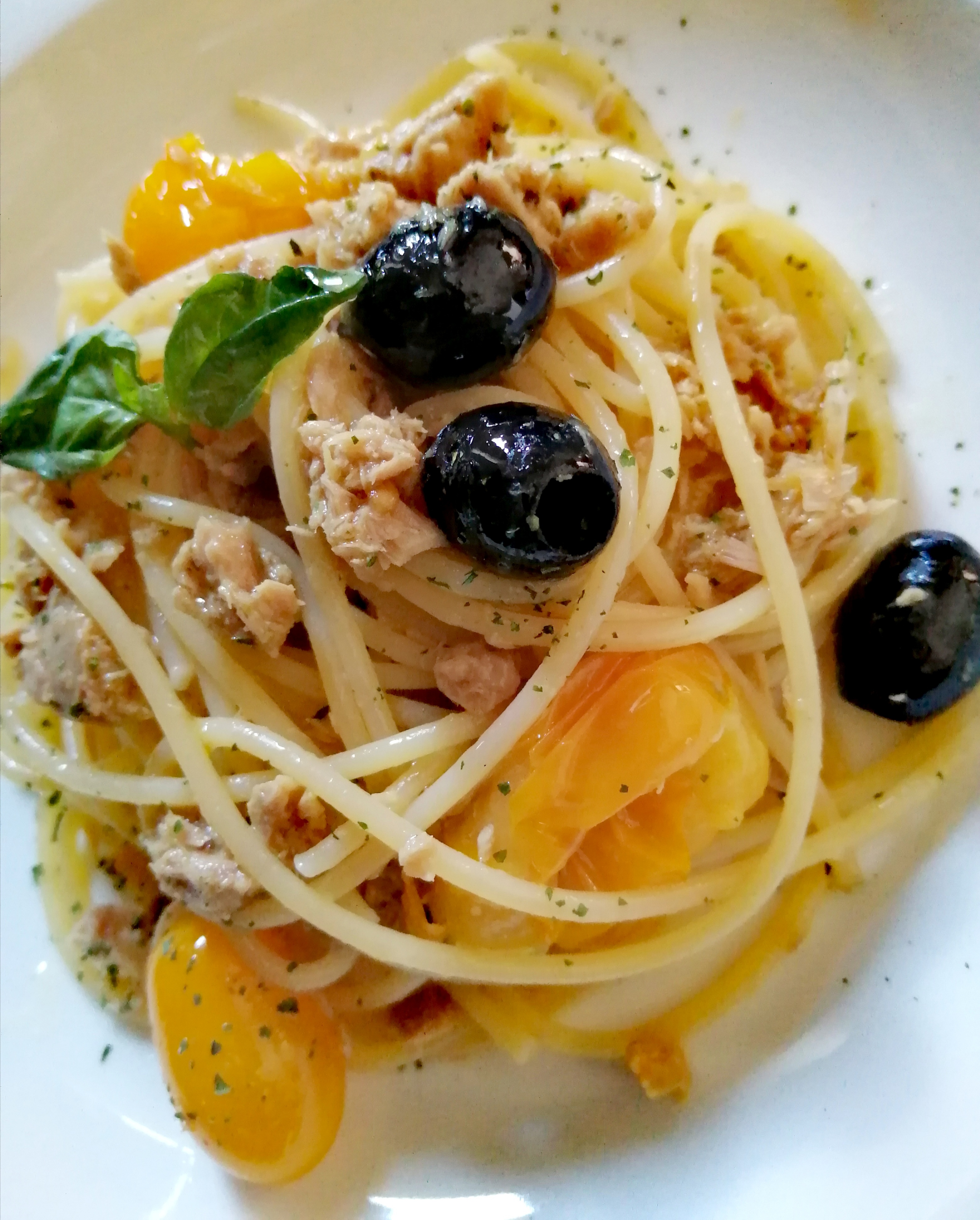 Spaghetti con tonno, olive nere e datterini gialli.