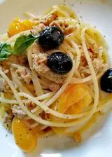 Ricetta Spaghetti con tonno, olive nere e datterini gialli.